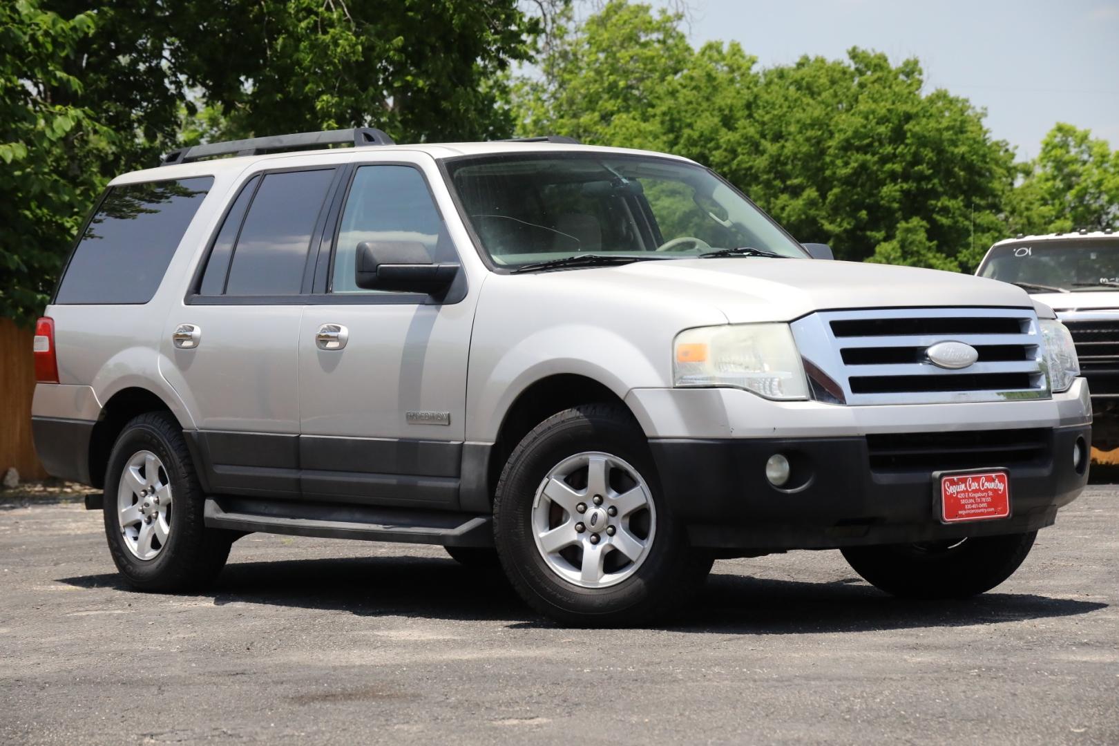 2007 SILVER FORD EXPEDITION XLT 2WD (1FMFU15547L) with an 5.4L V8 SOHC 16V engine, 6-SPEED AUTOMATIC transmission, located at 420 E. Kingsbury St., Seguin, TX, 78155, (830) 401-0495, 29.581060, -97.961647 - Photo#0